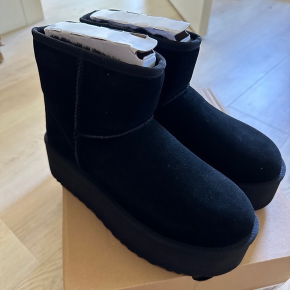 UGG classic mini platform in black size 10 - Picture 1 of 5